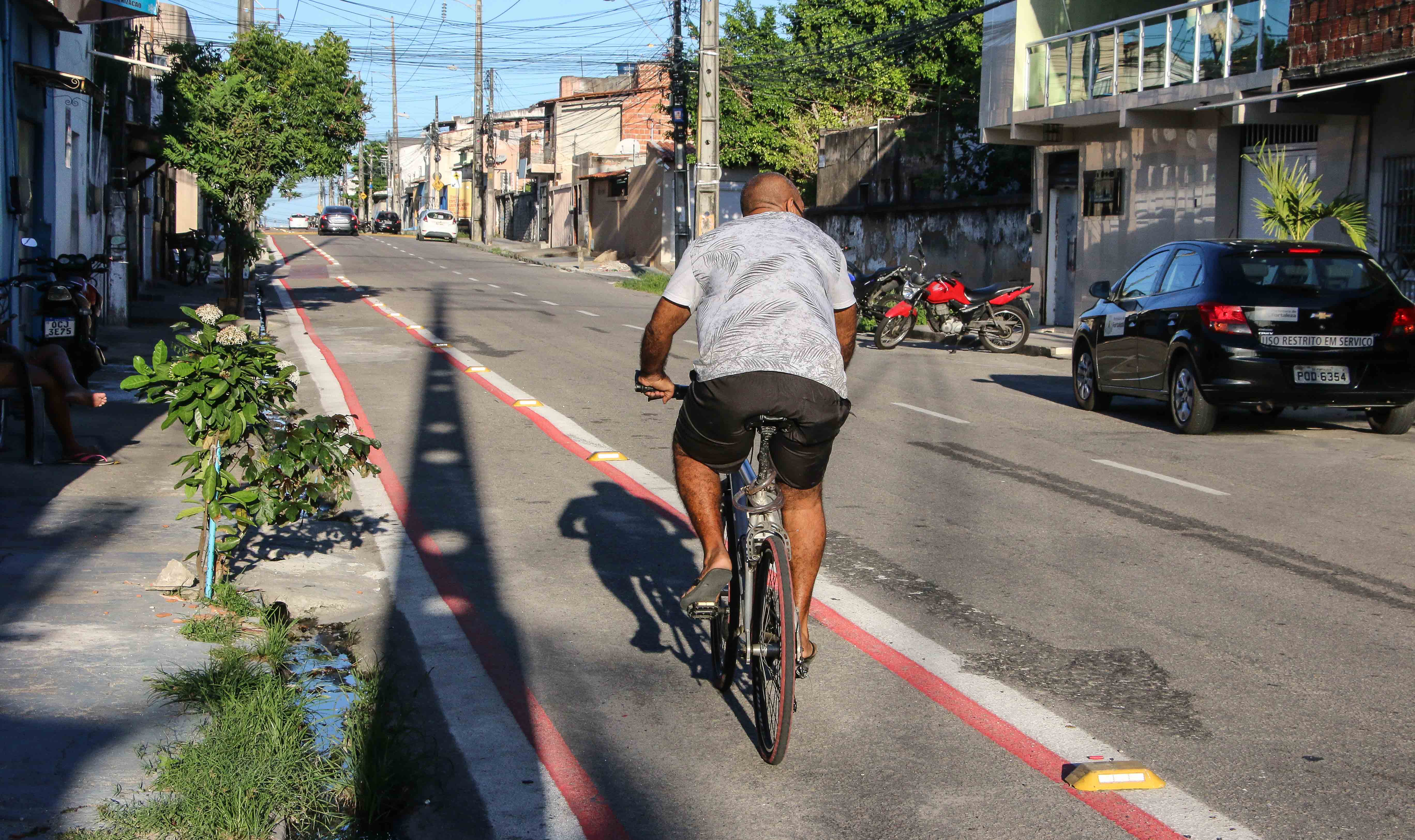 ciclista numa ciclofaixa